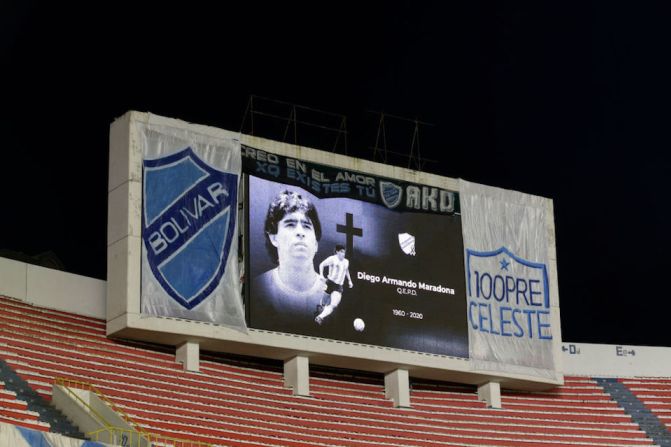 Homenaje al fallecido astro del fútbol argentino Diego Armando Maradona antes del partido de cuartos de final de la Copa Sudamericana entre Bolívar de Bolivia y Lanús de Argentina, en el estadio Hernando Siles de La Paz.