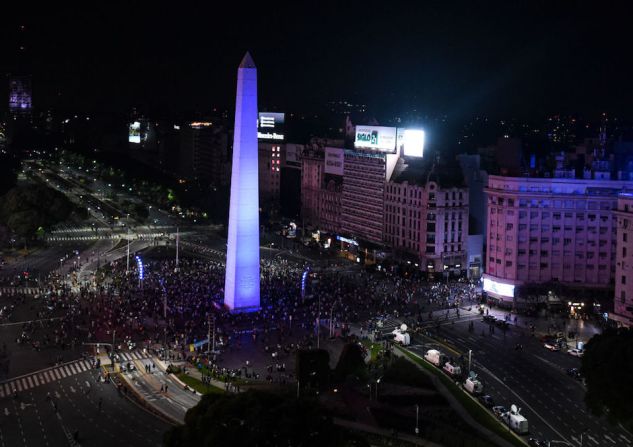 Seguidores del fallecido Diego Maradona se reúnen en el Obelisco de Buenos Aires para llorar su muerte el 25 de noviembre de 2020 en Buenos Aires, Argentina.