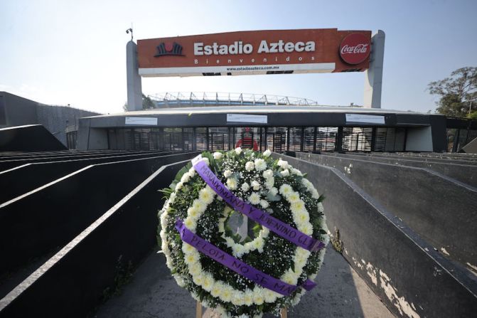 Un arreglo floral dedicado a Maradona fue colocado en las afueras del Estadio Azteca el 25 de noviembre de 2020 en la Ciudad de México, México.