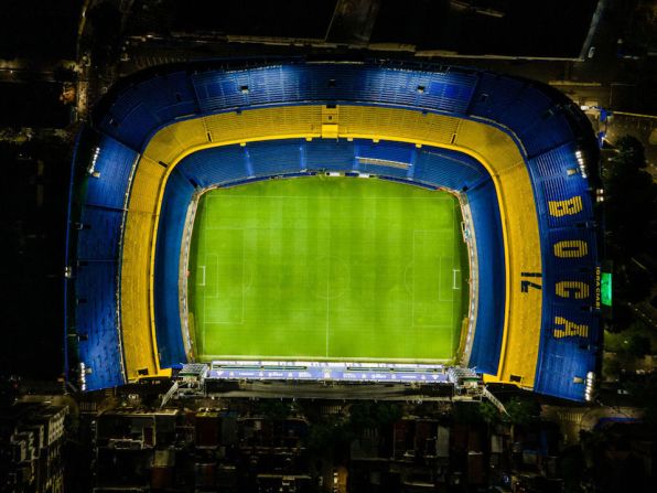 Vista aérea del Estadio La Bombonera, de Boca Juniors, que permanece con las luces encendidas como homenaje a Maradona.