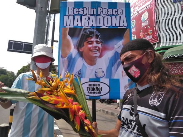 Aficionados indonesios rinden homenaje a la leyenda del fútbol argentino Diego Maradona en Solo, Indonesia.