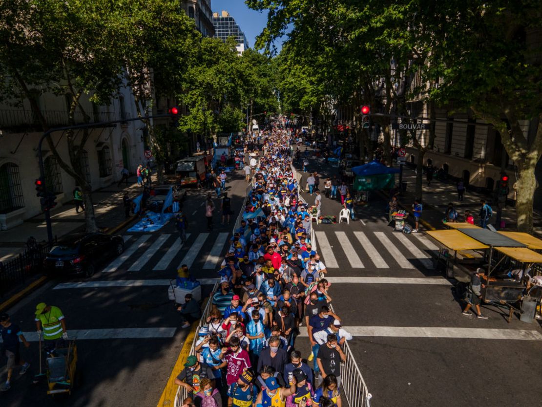 CNNE 921969 - argentinians hold massive funeral for diego maradona