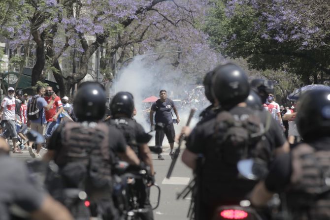 Agentes de la policía antidisturbios se enfrentan a los seguidores de Maradona durante su velatorio el 26 de noviembre de 2020 en Buenos Aires, Argentina.