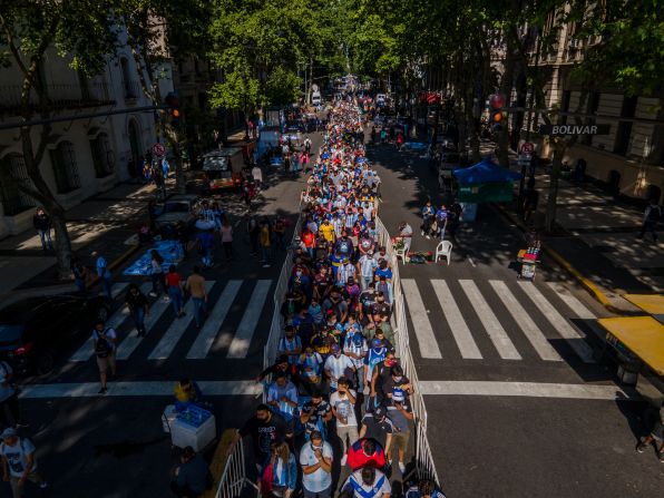 Los seguidores del difunto Diego Maradona hacen fila para rendirle tributo en la Casa Rosada el 26 de noviembre de 2020 en Buenos Aires, Argentina.