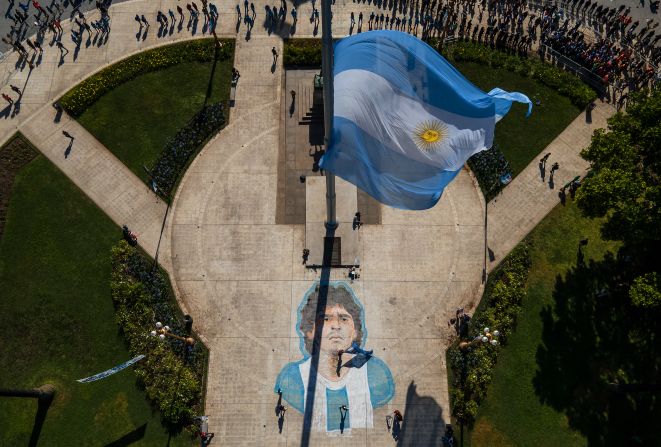 Vista aérea de la fila de seguidores que esperan rendir homenaje al difunto Diego Maradona en la Casa Rosada el 26 de noviembre de 2020 en Buenos Aires, Argentina.