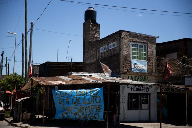 En Villa Fiorito, el barrio donde nació Maradona, le rinden tributo al astro del fútbol tras su fallecimiento.