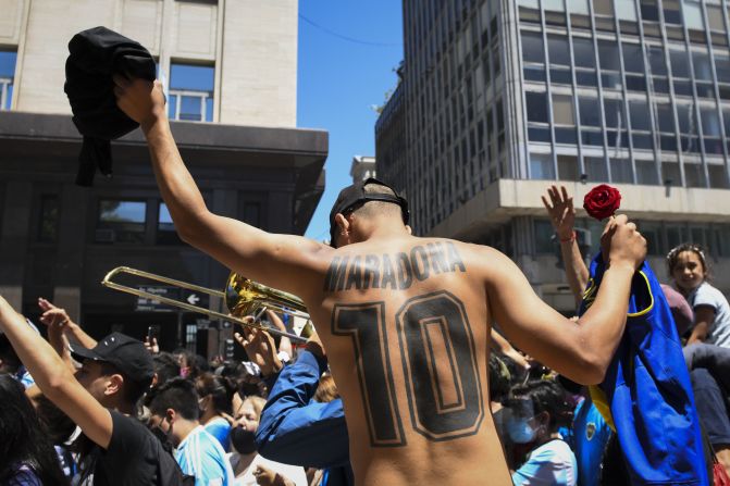 Un seguidor de Diego Maradona hace fila para entrar en la Casa Rosada al velatorio del astro del fútbol el 26 de noviembre de 2020 en Buenos Aires, Argentina.