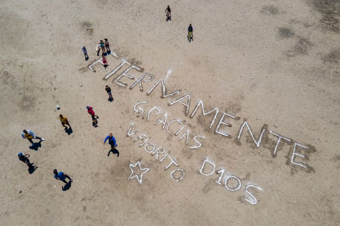 Vista aérea del terreno donde Diego Armando Maradona comenzó a jugar de niño, con un mensaje escrito por los vecinos del barrio Villa Fiorito.