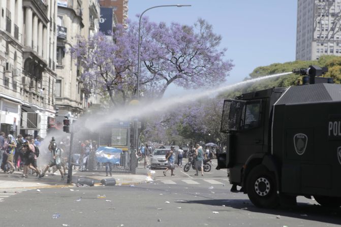 Un camión rocía con agua a los aficionados durante los enfrentamientos en el velatorio de Diego Maradona el 26 de noviembre de 2020 en Buenos Aires, Argentina.