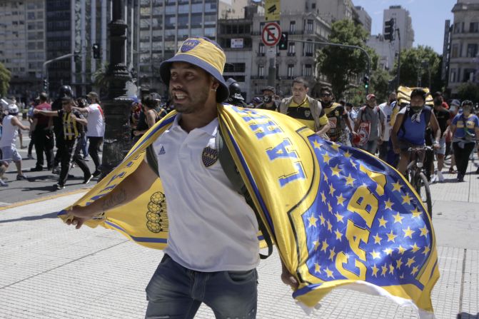 Un hombre con una bandera de Boca Juniors durante los enfrentamientos entre la policía y algunos aficionados en el velatorio de Diego Maradona el 26 de noviembre de 2020 en Buenos Aires, Argentina.