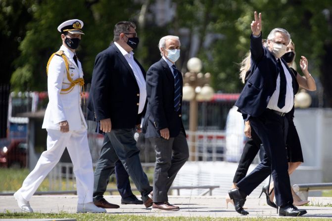 El presidente Alberto Fernández llega a la Casa Rosada para el velatorio de Diego Maradona el 26 de noviembre de 2020 en Buenos Aires, Argentina.