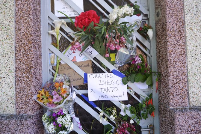 Flores y otras ofrendas colocadas por los aficionados en la entrada de la casa donde Diego Maradona vivió mientras jugaba para Argentinos Juniors entre 1978 y 1980 en el barrio de La Paternal el 26 de noviembre de 2020 en Buenos Aires, Argentina.