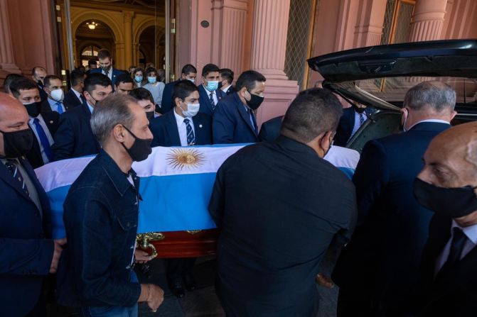 El cortejo fúnebre de Diego Maradona sale de la Casa Rosada hacia el cementerio el 26 de noviembre de 2020.