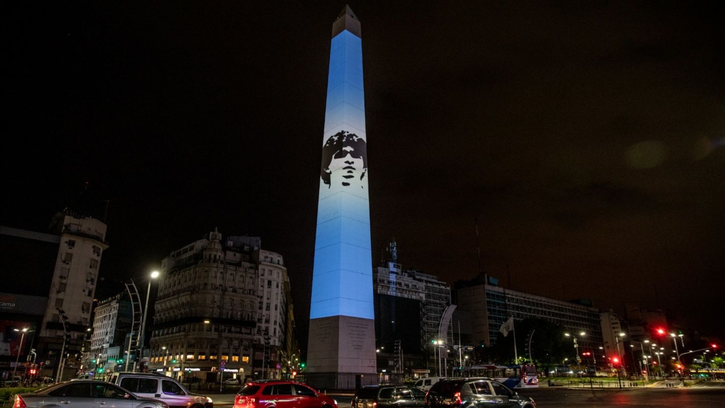 El Obelisco iluminado con la imagen de Maradona en la noche del jueves