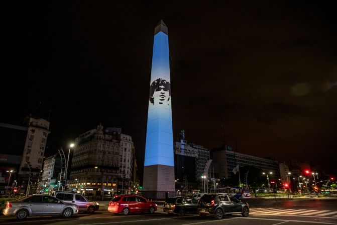 El Obelisco iluminado con la imagen de Maradona en la noche del jueves.