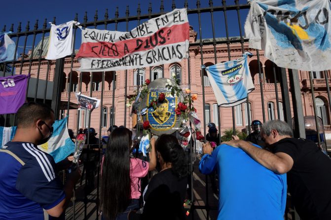 Los aficionados lloran mientras el cortejo fúnebre de Maradona sale de la Casa Rosada hacia el cementerio en Buenos Aires el 26 de noviembre de 2020.