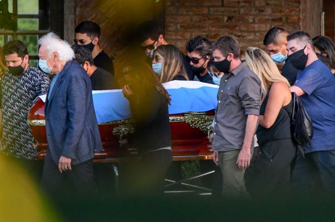 Parientes y amigos llevan el ataúd de Maradona durante su funeral en el cementerio Jardín de Paz de Bella Vista en la provincia de Buenos Aires el 26 de noviembre de 2020.