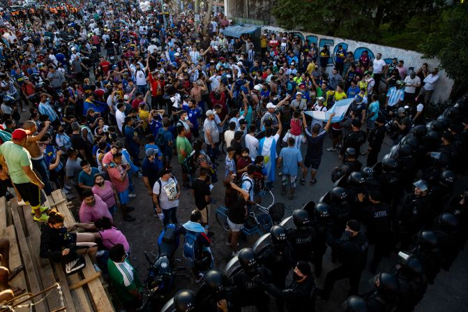 Seguidores de Diego Maradona fuera del cementerio Jardín de Paz de Bella Vista el 26 de noviembre de 2020.