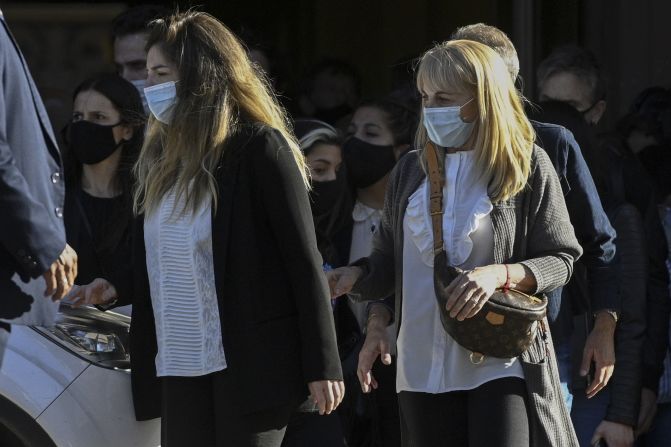 Una de las hijas de Diego Maradona, Dalma Maradona (izquierda), y su exesposa Claudia Villafane dejan la Casa Rosada para el ir al cementerio en Buenos Aires, el 26 de noviembre de 2020.