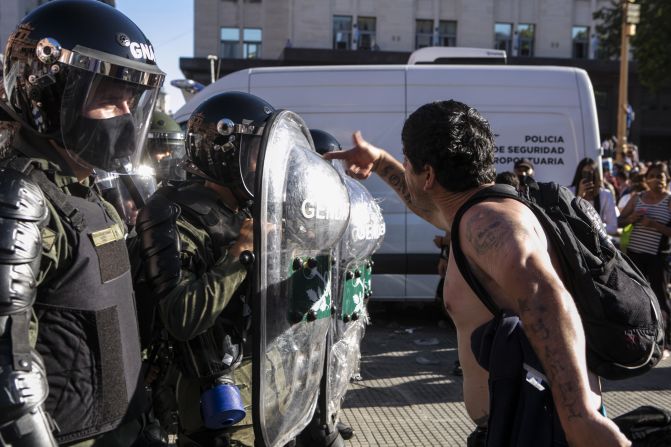 Un seguidor de Maradona protesta a la policía después de que la entrada para ver el ataúd con los restos del astro fue cerrada el 26 de noviembre de 2020 en Buenos Aires.