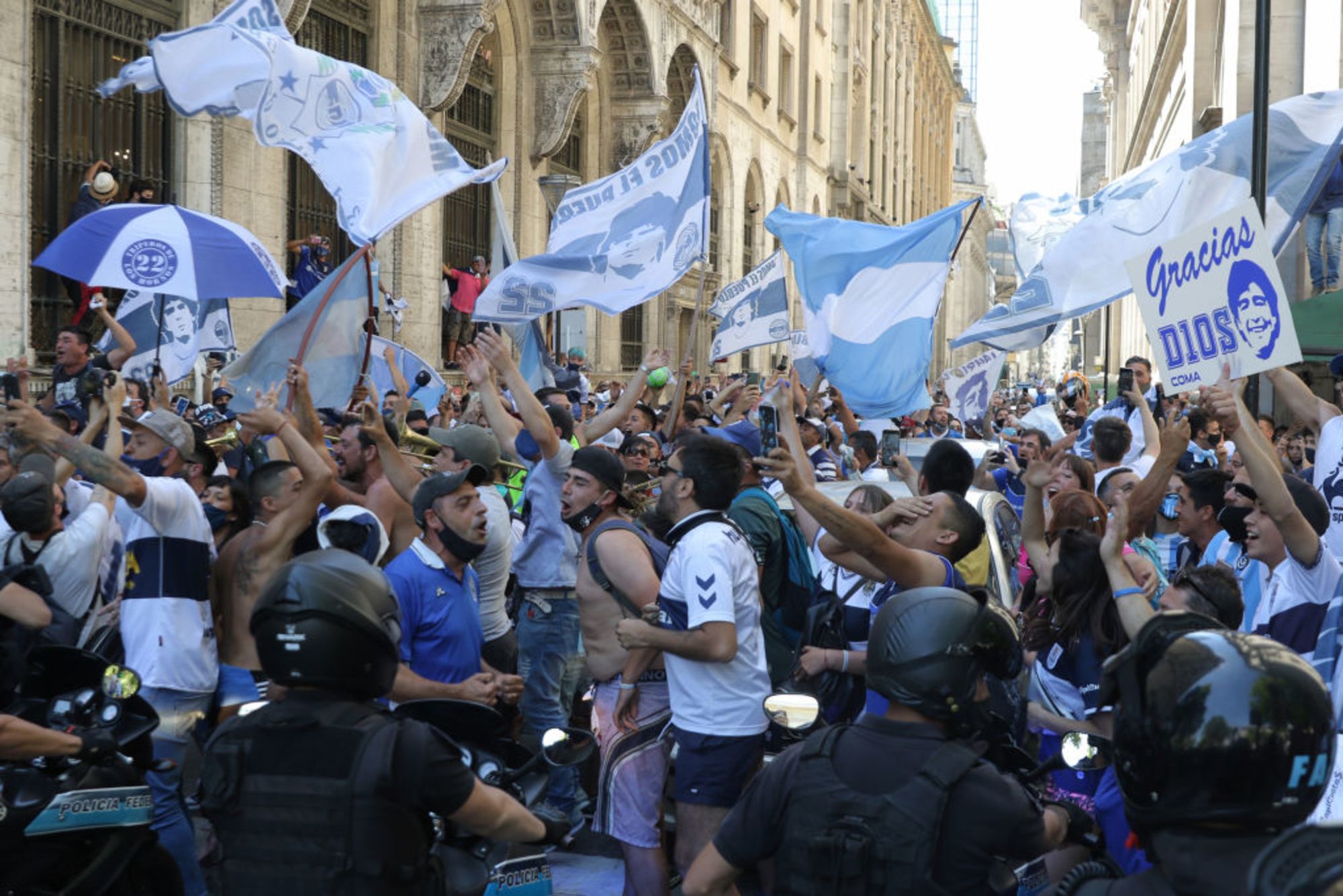 CNNE 922416 - argentinians hold massive funeral for diego maradona