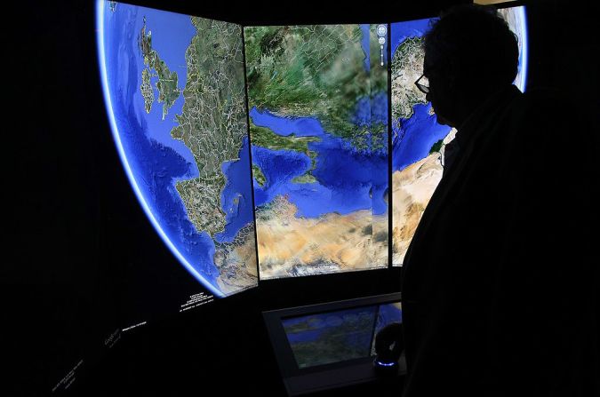 Sin embargo, nuestra tecnología ha ido un poco más allá de las meras proyecciones. Google Earth, lanzado en 2001 como Keyhole EarthViewer, utiliza imágenes de satélite para crear imágenes en 3D. En 2005, Google Maps se lanzó como una aplicación de escritorio, antes de que se convirtiera en una aplicación móvil para el primer iPhone de Apple en 2007, dándonos a todos un mapa del mundo en nuestro bolsillo. Adam Berry / Getty Images