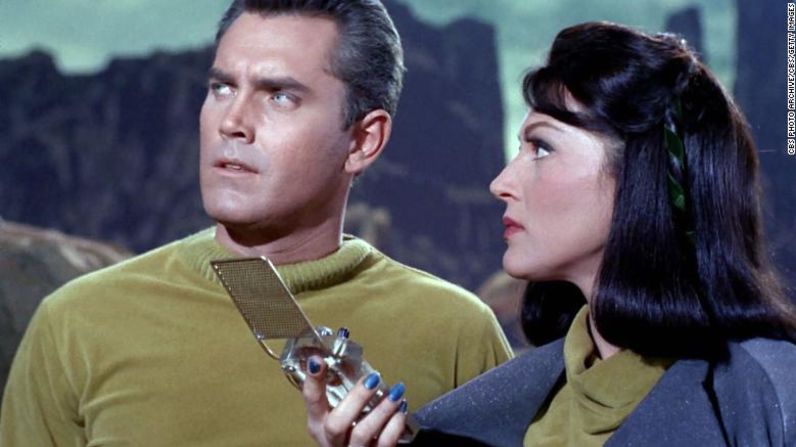 "Star Trek" se emitió por primera vez en televisión en 1966. Los personajes del programa usaban "comunicadores" para contactarse entre sí. Pasarían otros 30 años antes de que los teléfonos plegables se hicieran realidad. Archivo fotográfico de CBS / CBS / Getty Images