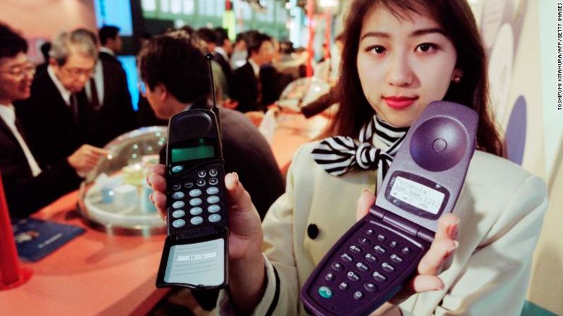 Los teléfonos móviles plegables fueron pioneros en Motorola. Estos primeros prototipos se exhibieron en la exposición Communications Tokyo en 1995. Toshifumi Kitamura / AFP / Getty Images