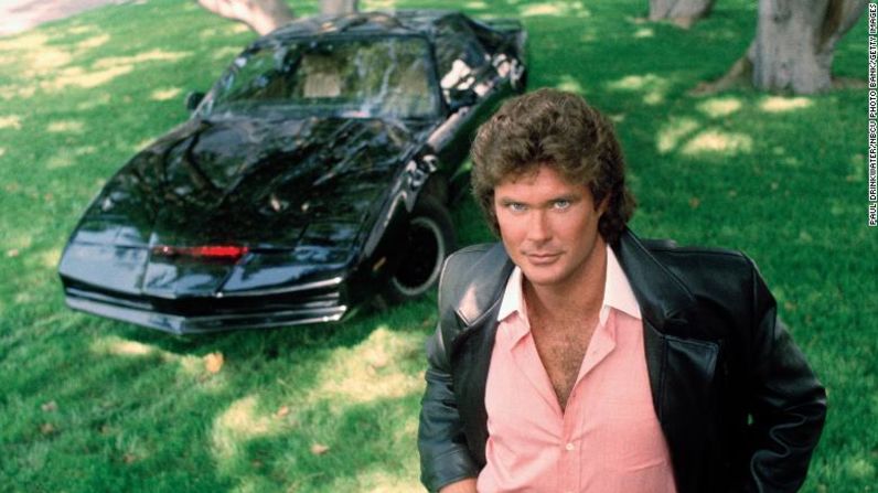 KITT, el automóvil impulsado por supercomputadora del programa de televisión de la década de 1980 "Knight Rider", se activaba por voz, era autónomo y estaba equipado con tecnología de vigilancia que le ayudó a detectar obstáculos cercanos. El coche era el compañero del detective Michael Knight, interpretado por el rompecorazones David Hasselhoff. Paul Drinkwater / NBCU Photo Bank / Getty Images