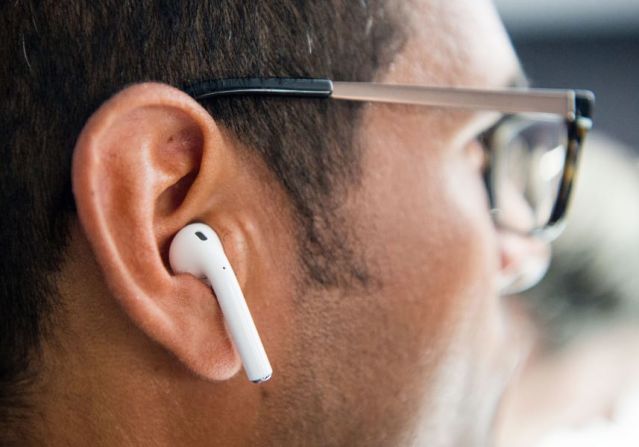 Las "pequeñas conchas marinas" de Bradbury se hicieron realidad en 2016, cuando Apple presentó sus AirPods. Los pequeños auriculares inalámbricos blancos se ponen en el oído y se conectan al iPhone a través de Bluetooth. Josh Edelson / AFP / Getty Images