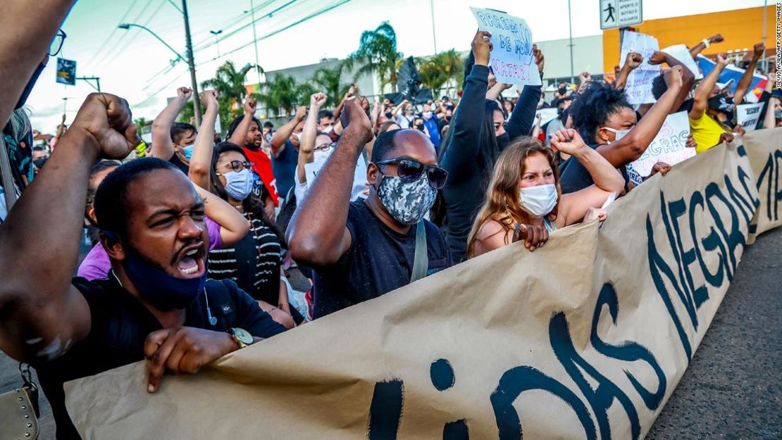 Manifestantes en Porto Alegre, Rio Grande do Sul, Brasil, el 20 de noviembre de 2020, en el Día de la Conciencia Negra.