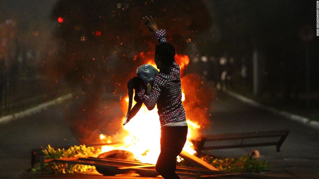 Manifestante en una protesta contra la muerte de Joao Alberto en Porto Alegre, Brasil, el 23 de noviembre de 2020.