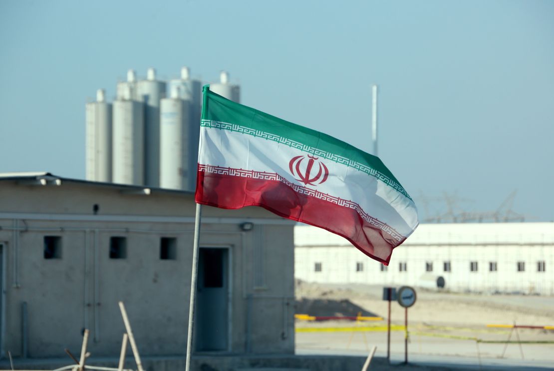 Una imagen de archivo muestra una bandera de Irán en la central nuclear iraní de Bushehr.