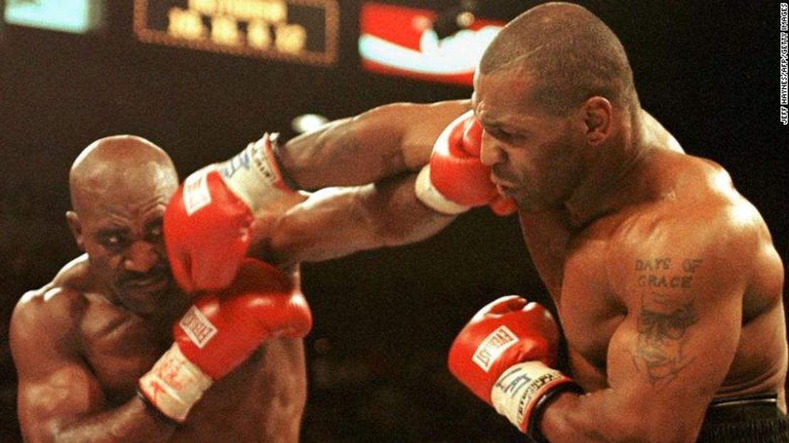 Evander Holyfield (izquierda) y Mike Tyson (derecha) intercambian golpes el 28 de junio de 1997 en su pelea por el campeonato de peso pesado de la AMB en el MGM Grand Garden Arena de Las Vegas.