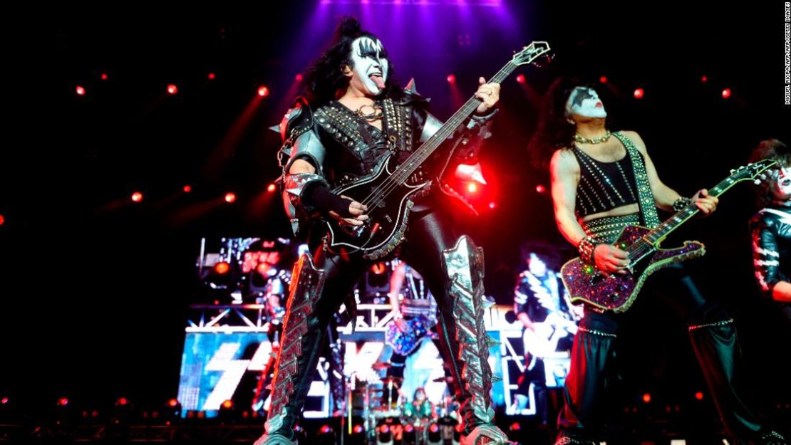 Los icónicos rockeros Gene Simmons (izquierda) y Paul Stanley (derecha) de Kiss son conocidos por sus actuaciones extremas.