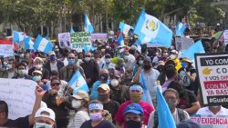 CNNE 922992 - agreden a periodistas en las manifestaciones en guatemala