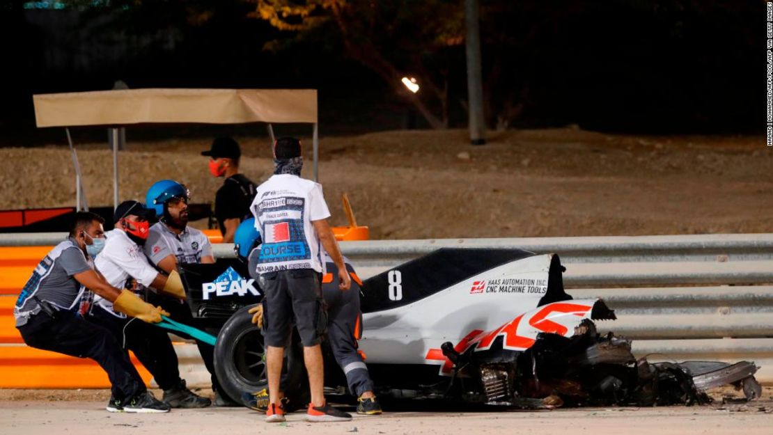 El auto de Romain Grosjean se partió por la mitad en el impacto.