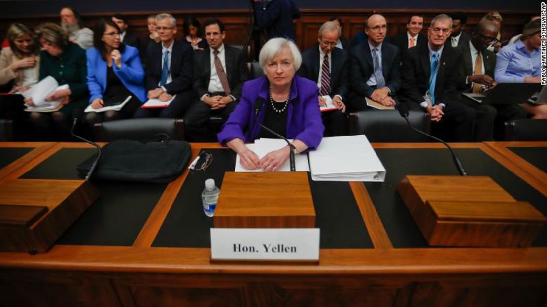 La presidenta de la Junta de la Reserva Federal, Janet Yellen, toma asiento en el Capitolio en Washington, el 28 de septiembre de 2016, antes de la audiencia de la Comisión de Servicios Financieros de la Cámara.