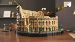 CNNE 923347 - lego lanza modelo del coliseo de mas de 9-000 piezas