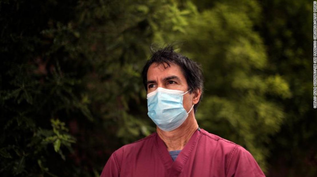 Dr. Robert Rodríguez, médico de Emergencias del Hospital General de San Francisco, frente al hospital de San Francisco, el lunes 20 de julio de 2020.