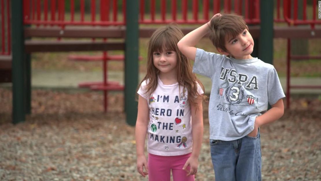 Isabella y Elijah no pueden ir a la escuela ni jugar con otros niños para evitar que expongan a Brandi al covid-19.