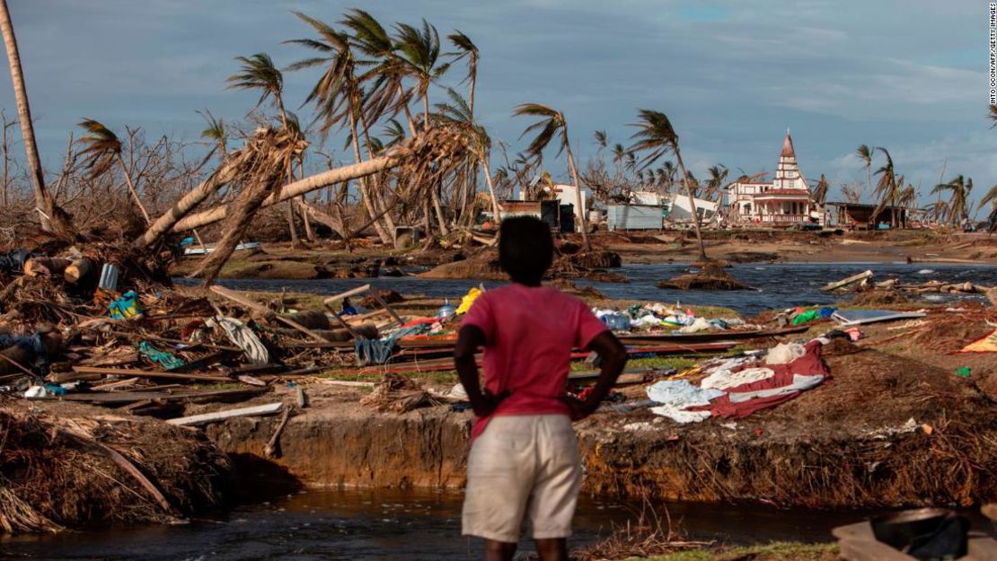 Una mujer observa la destrucción en Haulover, una comunidad al sur de Bilwi en Nicaragua el 28 de noviembre, días después del paso del huracán Iota.