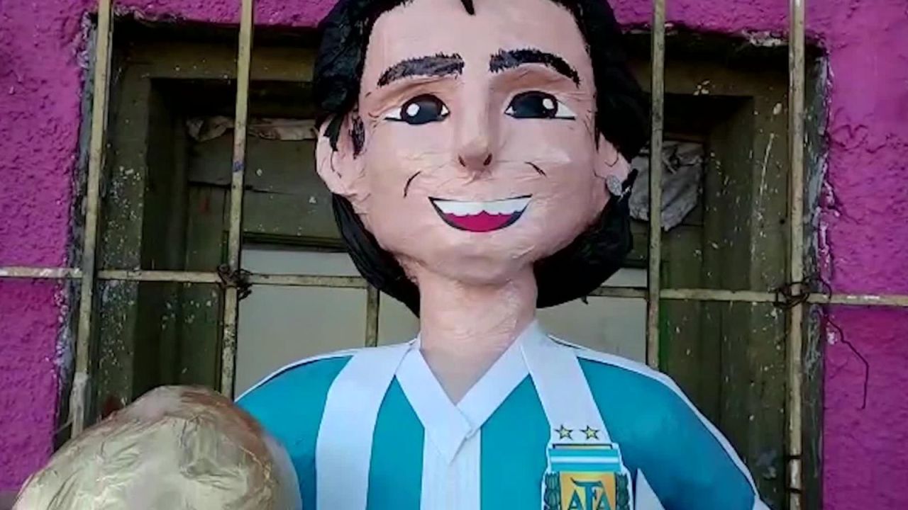 CNNE 924526 - artesanos mexicanos inmortalizan a maradona con pinata