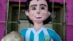 CNNE 924526 - artesanos mexicanos inmortalizan a maradona con pinata