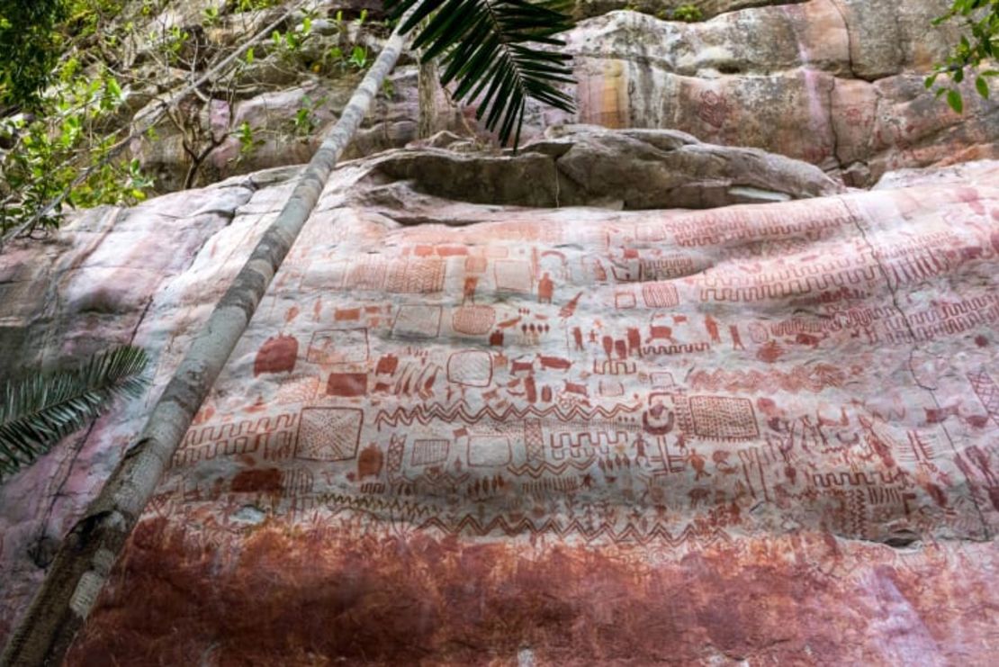 El arte rupestre precolombino de Cerro Azul en el estado de Guaviare, Colombia, se remonta a unos 12.000 años atrás.