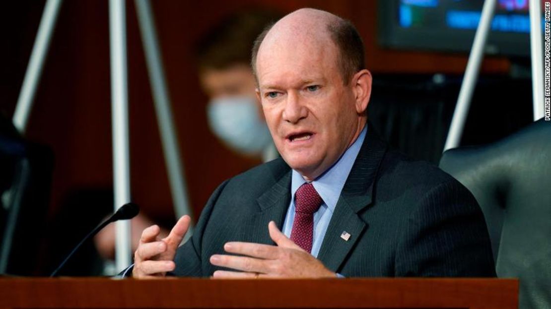 El senador Chris Coons habla durante la confirmación de la candidata a la Corte Suprema, la jueza Amy Coney Barrett ante la Comisión Judicial del Senado, en octubre.