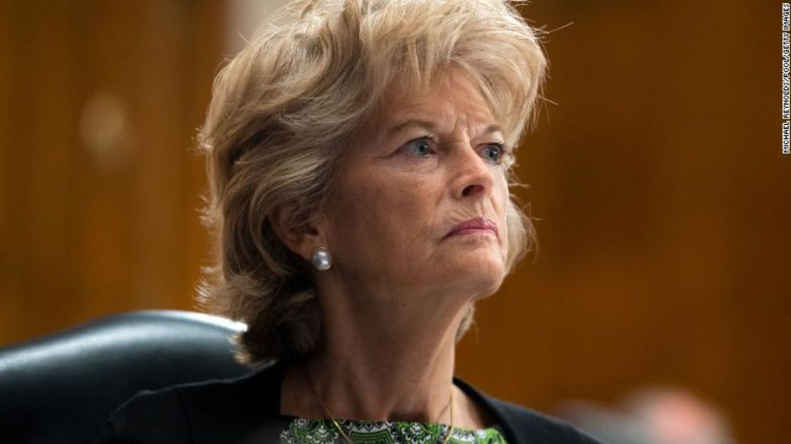 La senadora Lisa Murkowski durante una audiencia sobre el covid-19, a principios de 2020.