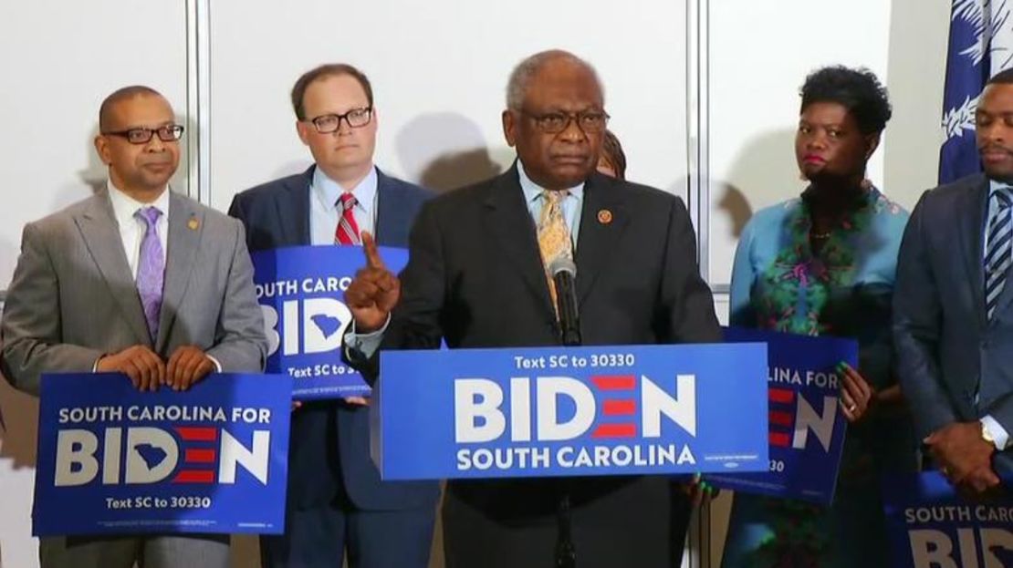 El representante James Clyburn (en el centro) respaldó a Joe Biden como presidente antes de las primarias de Carolina del Sur de 2020, a principios de este año.