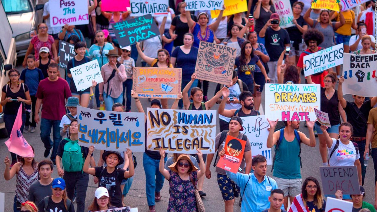 CNNE 925641 - jovenes inmigrantes celebran fallo sobre daca