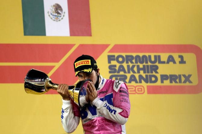 El piloto mexicano de Racing Point, Sergio Pérez, besa su trofeo del primer lugar en el podio después del Gran Premio de Fórmula Uno de Sakhir. Crédito: KAMRAN JEBREILI / POOL / AFP Vía Getty Images